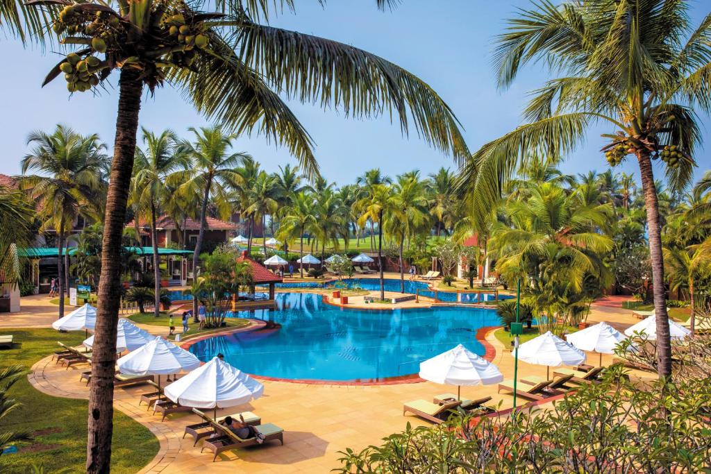 Swimming pool at Caravela Beach Resort