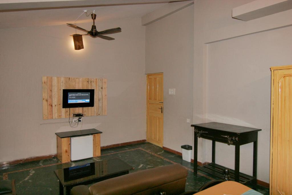 Living hall with tv at Casa Inn