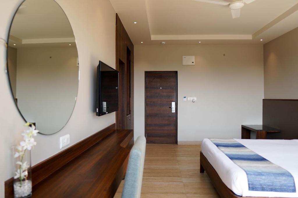 Bedroom with TV at Cosmique Clarks