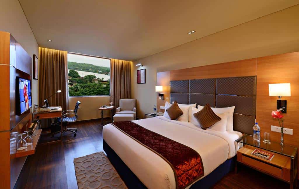 Bedroom with TV at Country Inn 