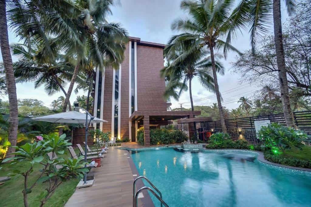 3 star hotel with swimming pool at Cygnett In Candolim