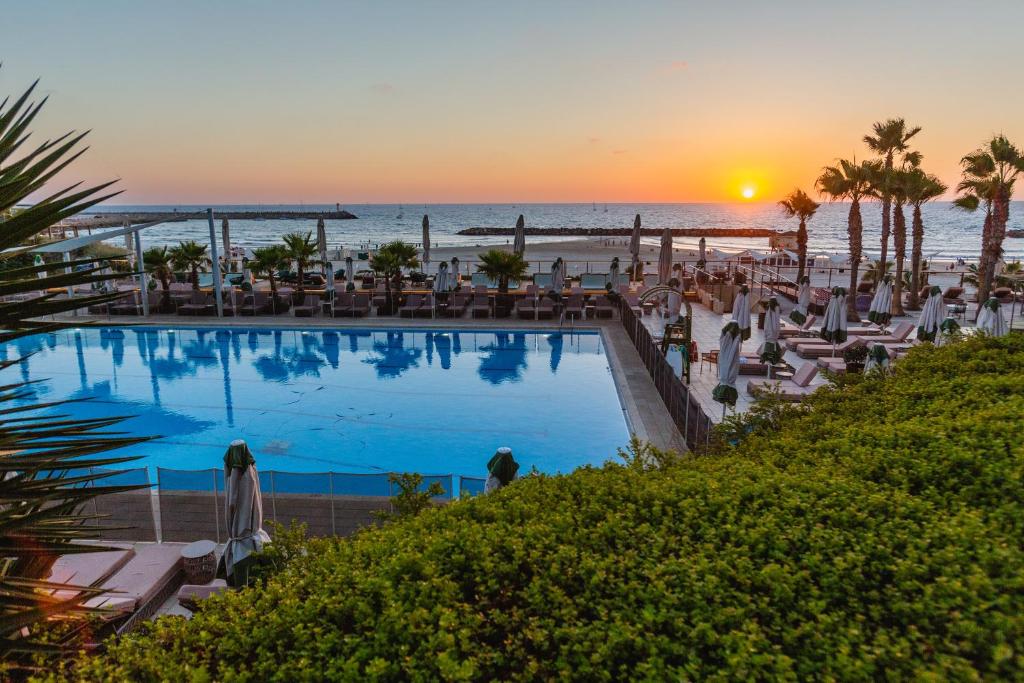 Swimming pool at Dan Accadia Herzliya Hotel 