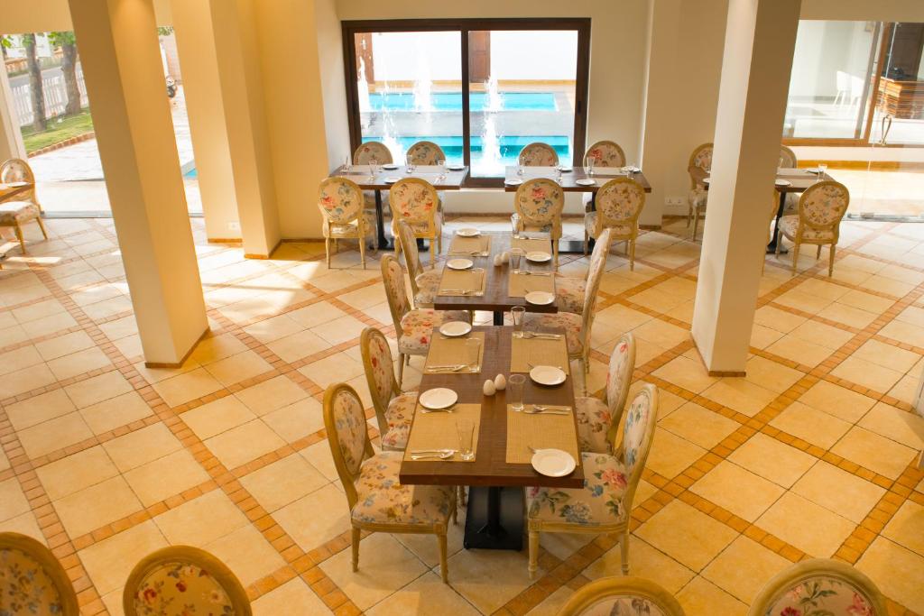 Dinning table at The Ivy Anjuna