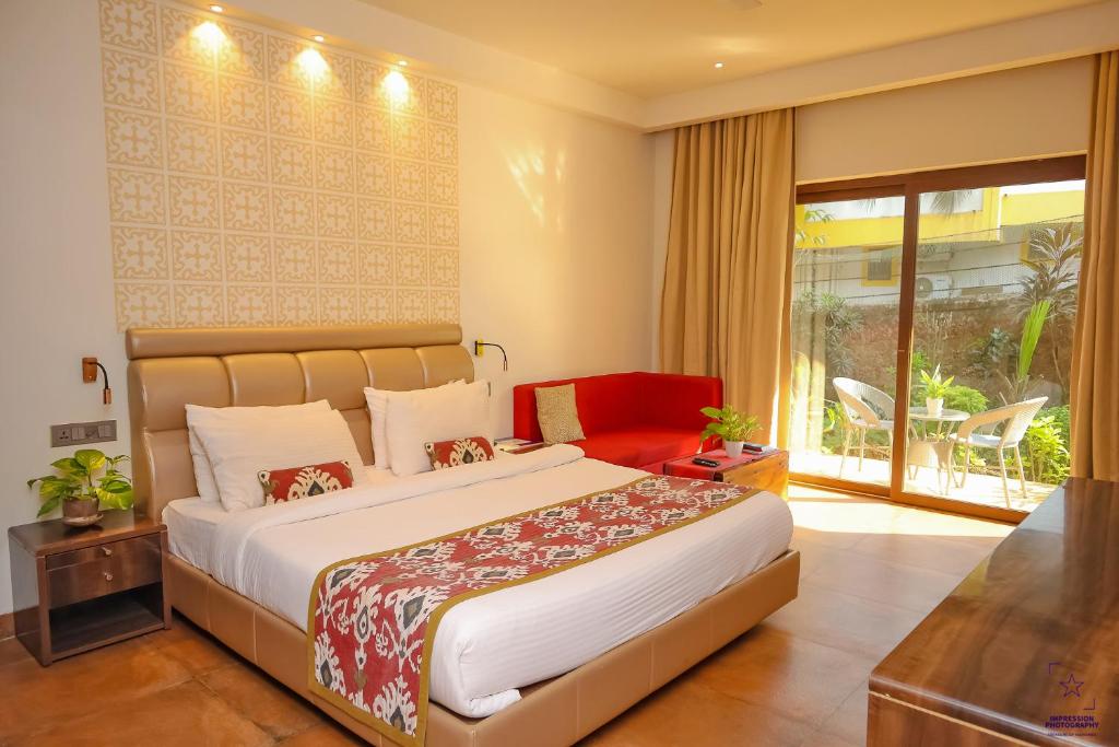 Bedroom with char at The Ivy Anjuna