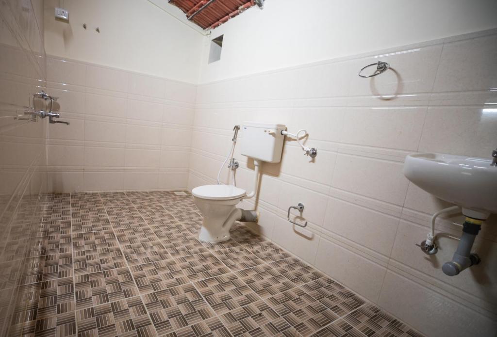 Bathroom with shower at Vinsons Cottages